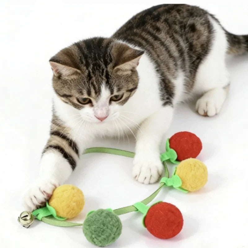 Sustainable cat toy in the shape of a tomato with bell, interactive self-play toy for kittens against boredom, essential pet supplies