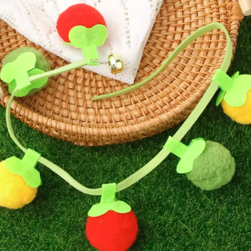 Sustainable cat toy in the shape of a tomato with bell, interactive self-play toy for kittens against boredom, essential pet supplies