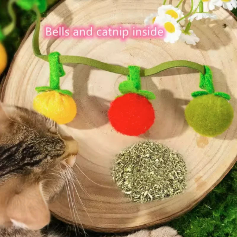 Sustainable cat toy in the shape of a tomato with bell, interactive self-play toy for kittens against boredom, essential pet supplies